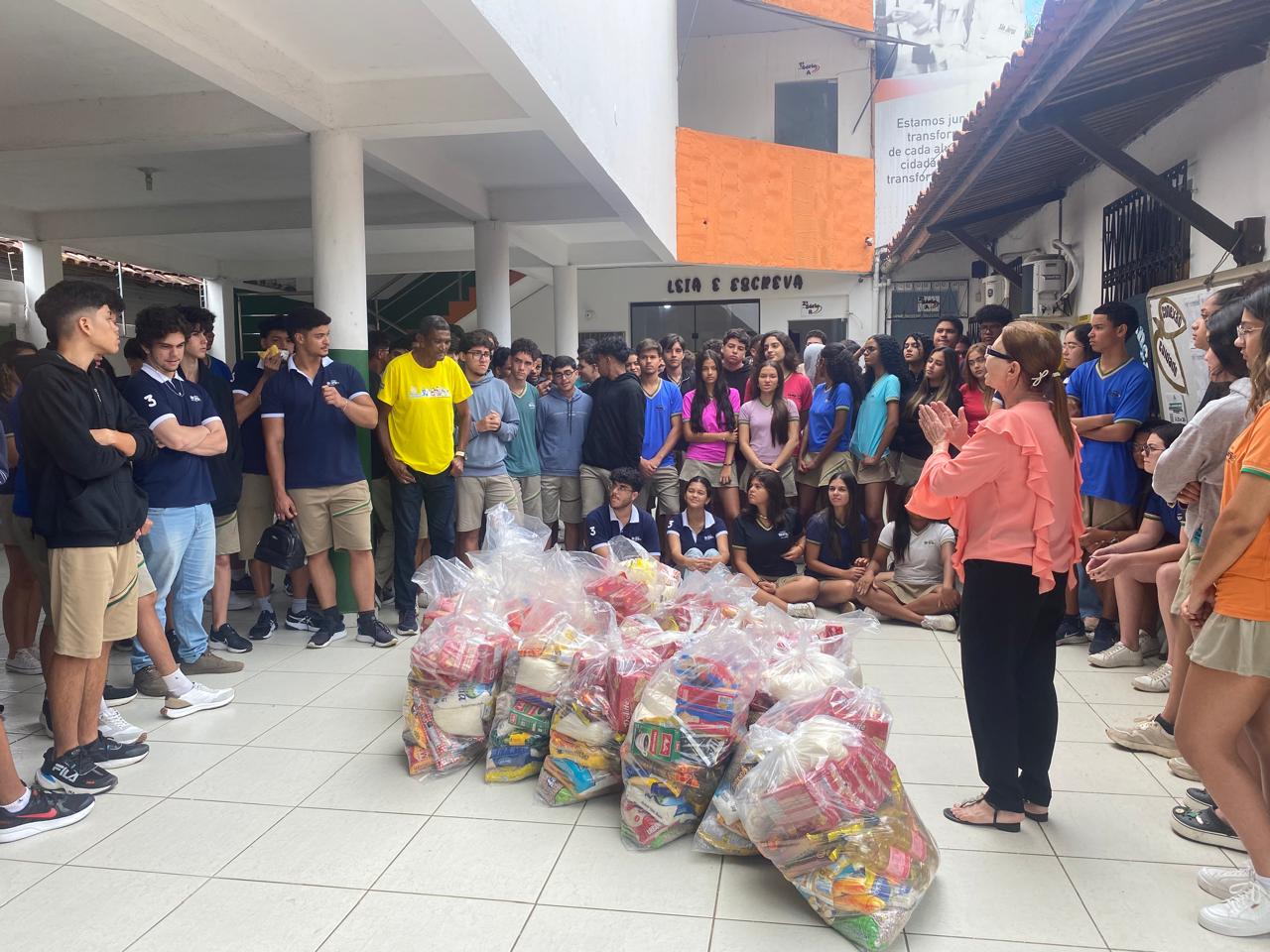 Entrega de cestas do colégio são Jorge