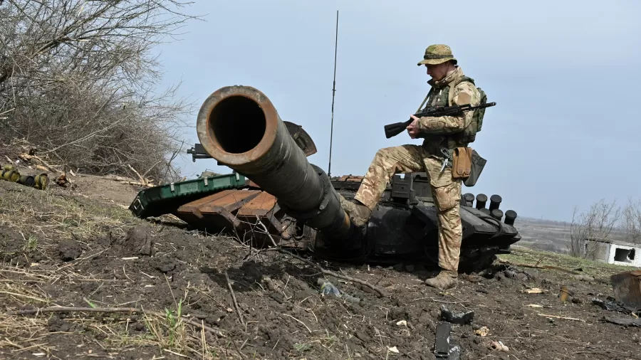 Recorde de tanques, aeronaves e ogivas: a força militar russa em números... -Soldado ucraniano verifica os destroços de um tanque russo queimado 11/04/2022